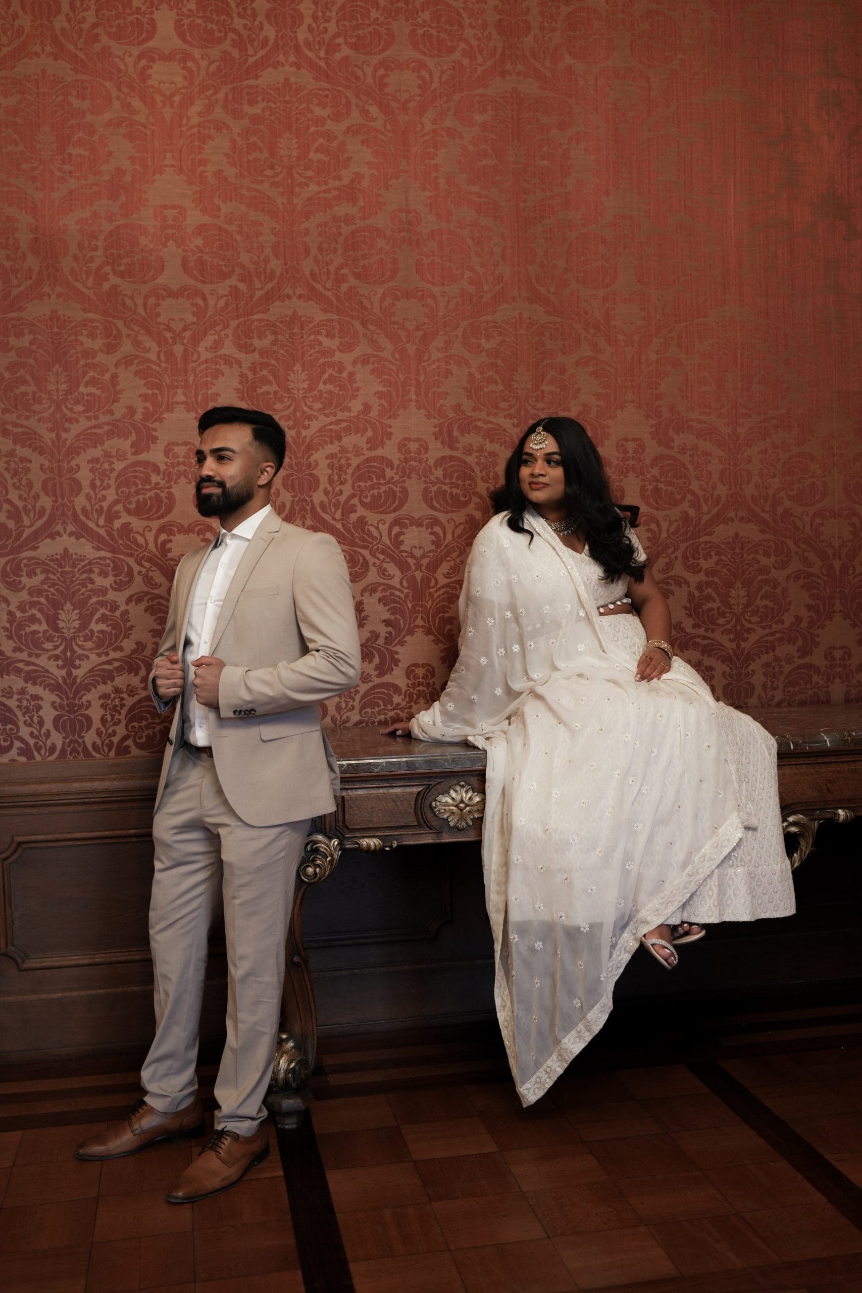 Brautpaar beim Paarshooting im Schloss Garath – Singam Agency.