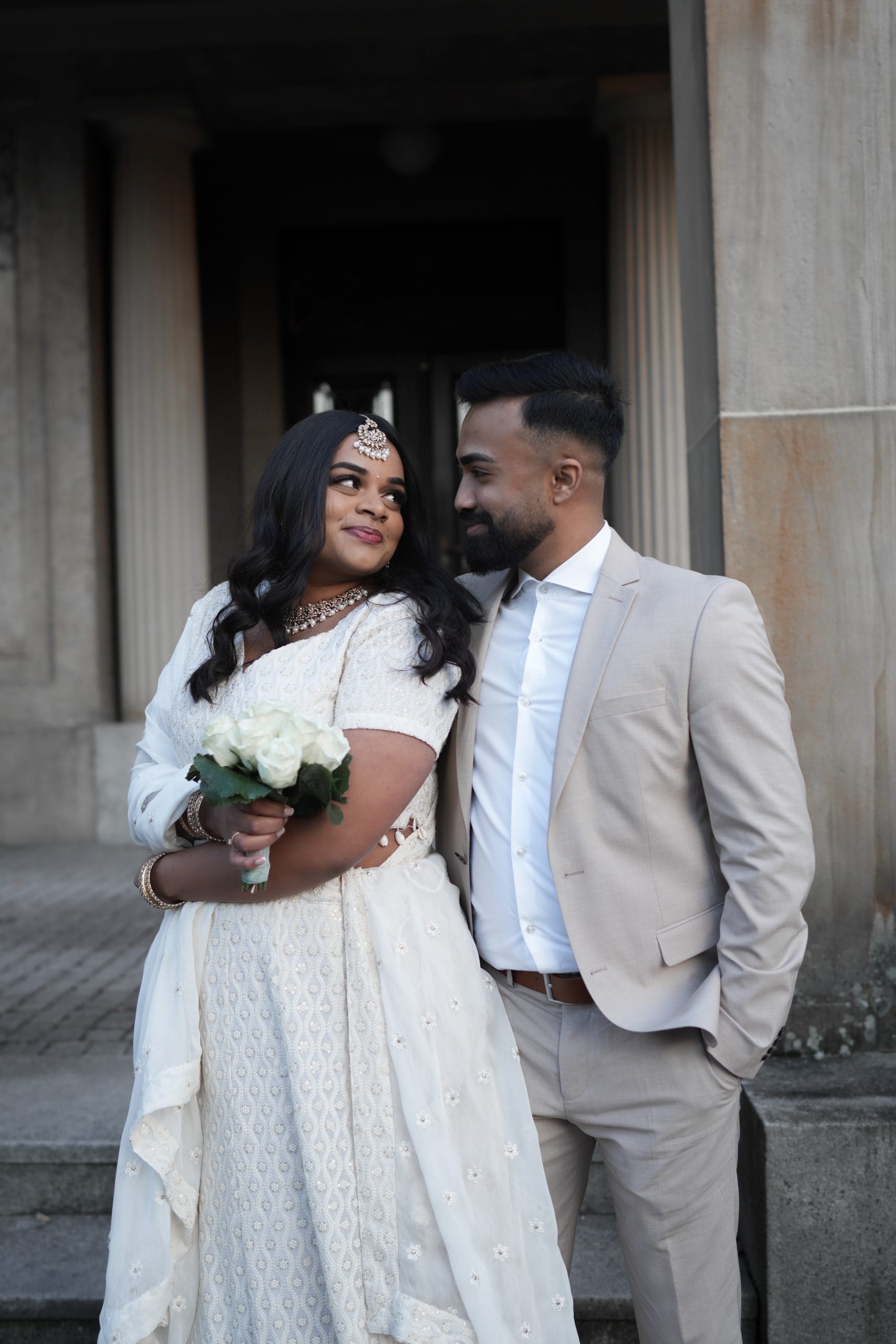 Brautpaar beim Paarshooting im Schloss Garath – Singam Agency.
