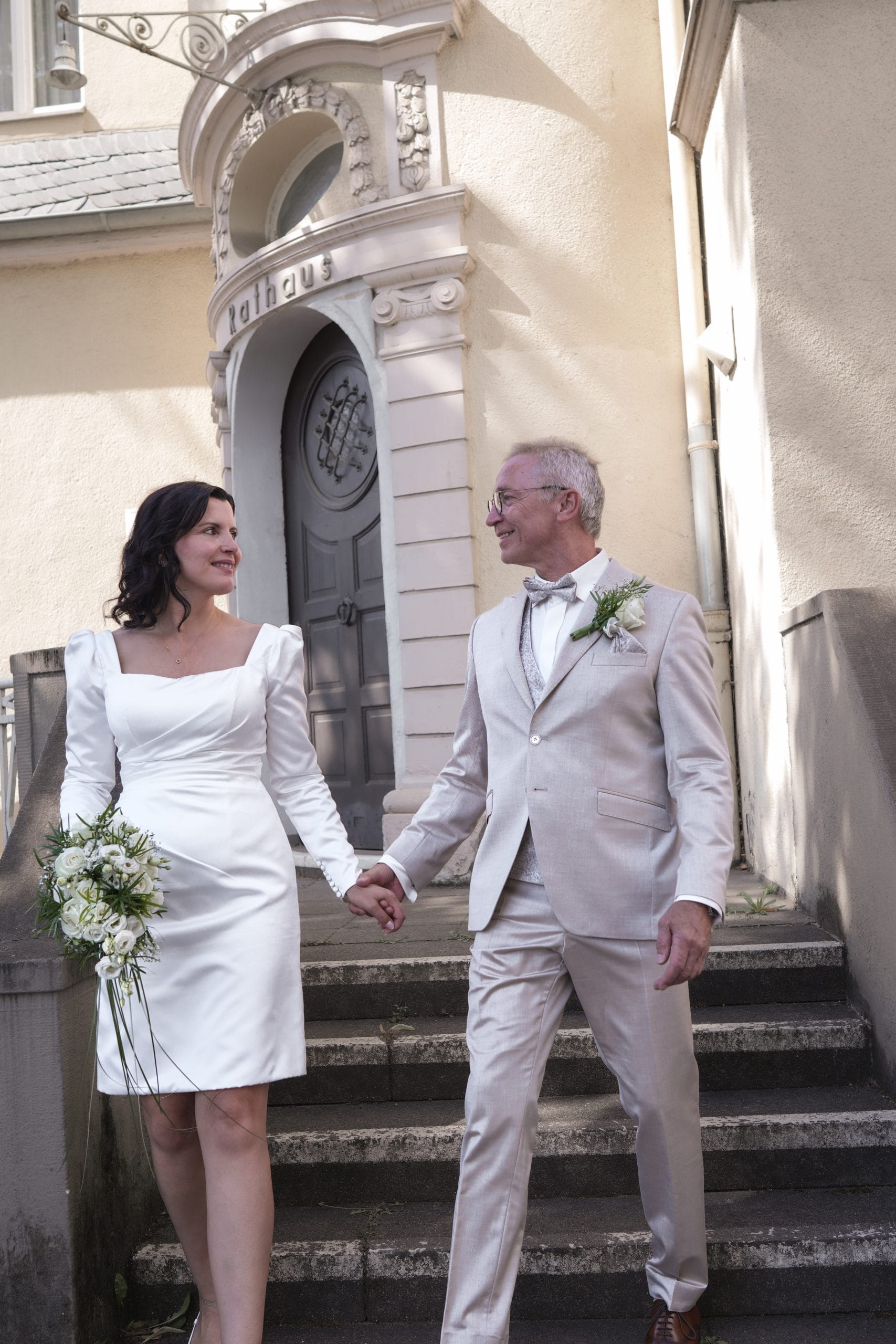 Brautpaar beim Paarshooting im Standesamt Bergheim – Singam Agency.